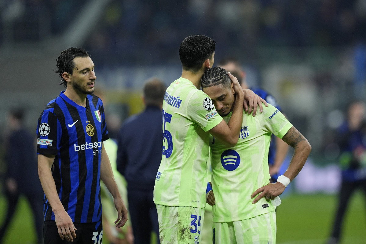 EuropaPress 6704533 gerard martin and raphinha dias belloli of fc barcelona laments during the