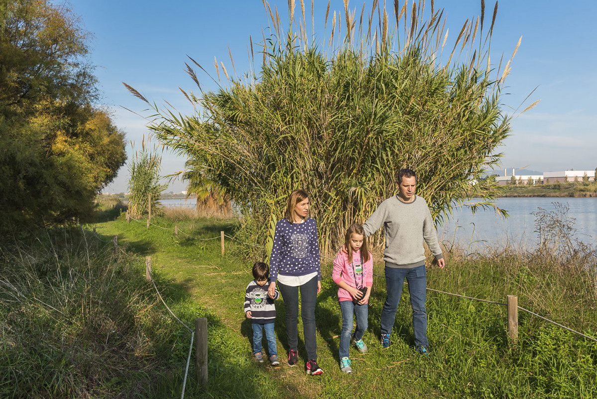 Familia disfrutando de un paseo