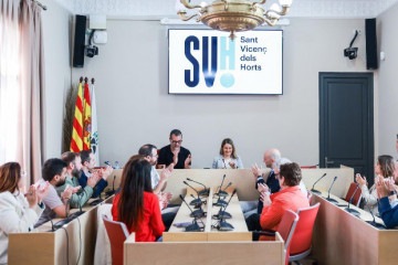 La consellera de Derechos Sociales e Inclusión, Mònica Martínez Bravo, durante su visita en el Ayuntamiento de Sant Vicenç dels Horts, con el alcalde, Miguel Comino, y otros miembros del consistor