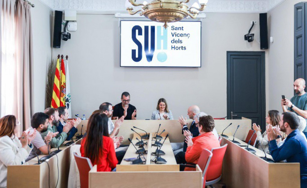 La consellera de Derechos Sociales e Inclusión, Mònica Martínez Bravo, durante su visita en el Ayuntamiento de Sant Vicenç dels Horts, con el alcalde, Miguel Comino, y otros miembros del consistor