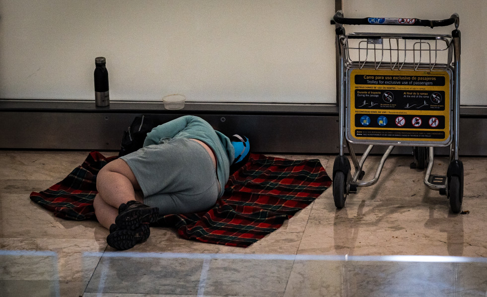 EuropaPress 6715519 persona duerme t4 aeropuerto adolfo suarez madrid barajas 12 mayo 2025