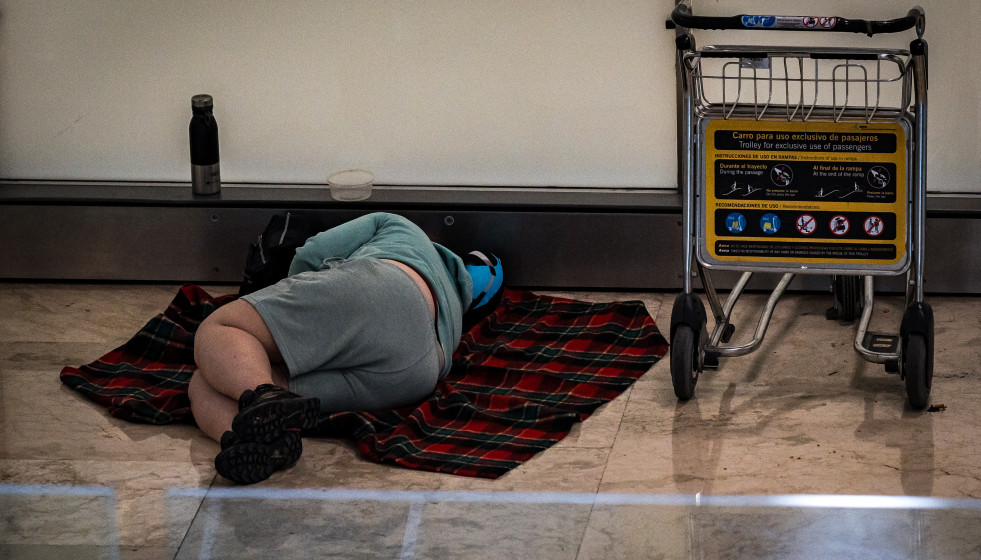 EuropaPress 6715519 persona duerme t4 aeropuerto adolfo suarez madrid barajas 12 mayo 2025
