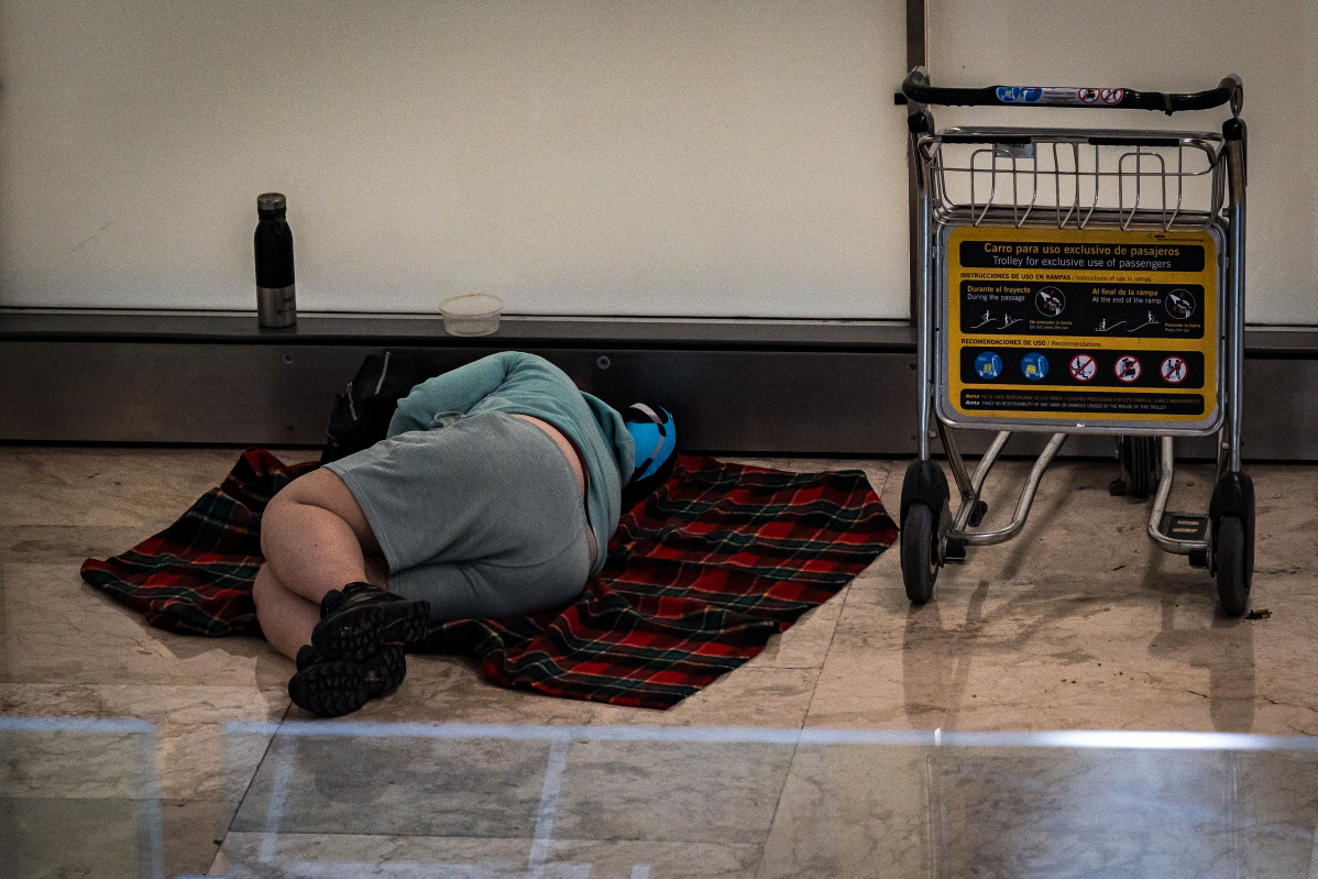 EuropaPress 6715519 persona duerme t4 aeropuerto adolfo suarez madrid barajas 12 mayo 2025