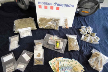 Droga de un punto de venta desmantelado en Olesa de Montserrat   MOSSOS D'ESQUADRA