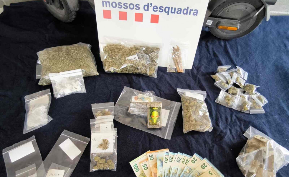 Droga de un punto de venta desmantelado en Olesa de Montserrat   MOSSOS D'ESQUADRA