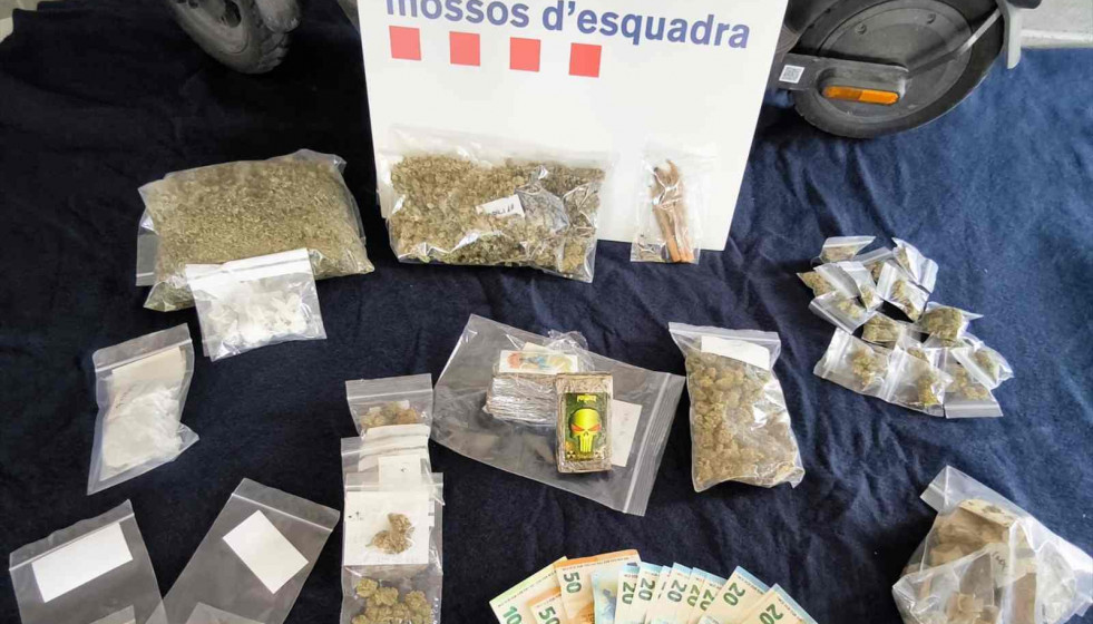 Droga de un punto de venta desmantelado en Olesa de Montserrat   MOSSOS D'ESQUADRA
