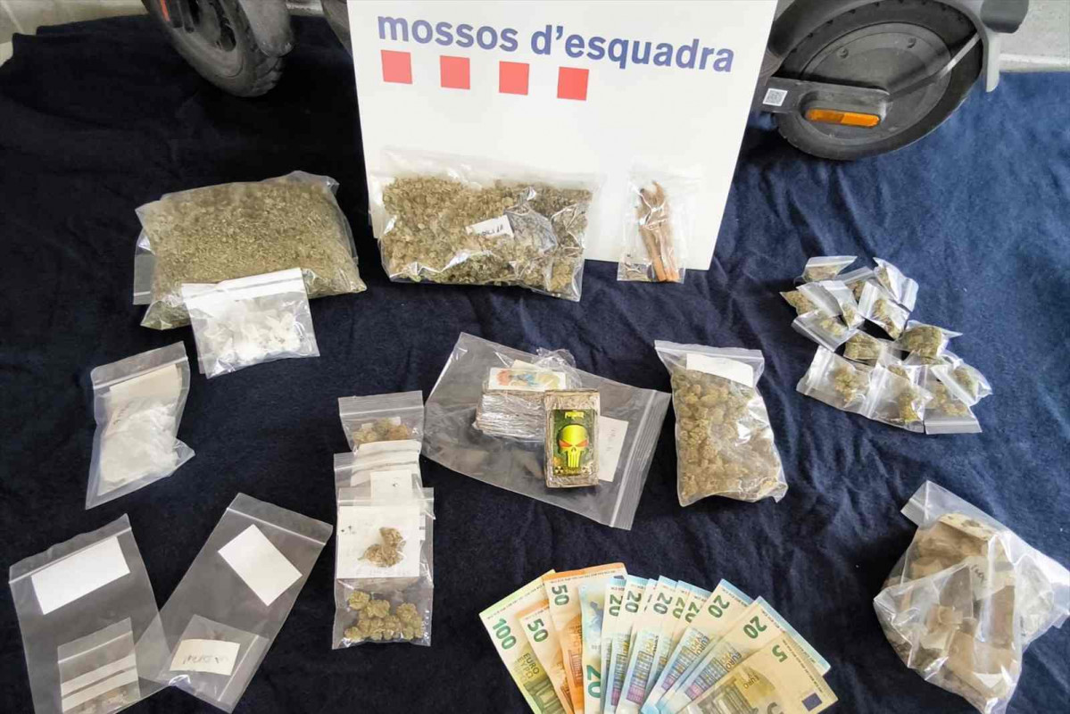 Droga de un punto de venta desmantelado en Olesa de Montserrat   MOSSOS D'ESQUADRA