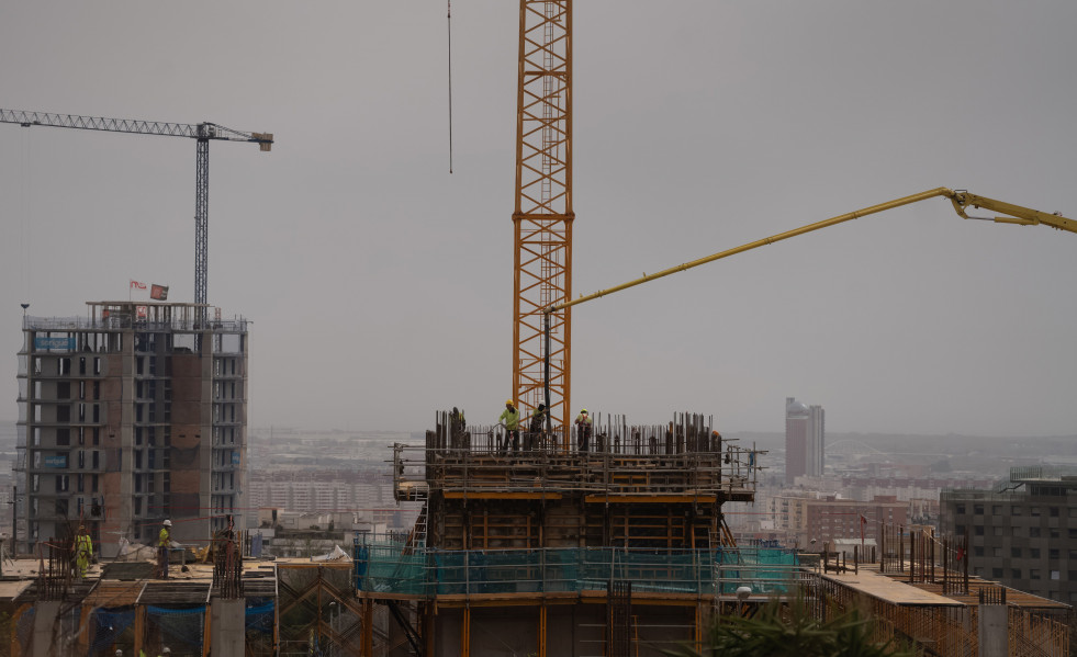 Archivo - Viviendas en construcción, a 8 de abril de 2024, en Barcelona, Catalunya (España).