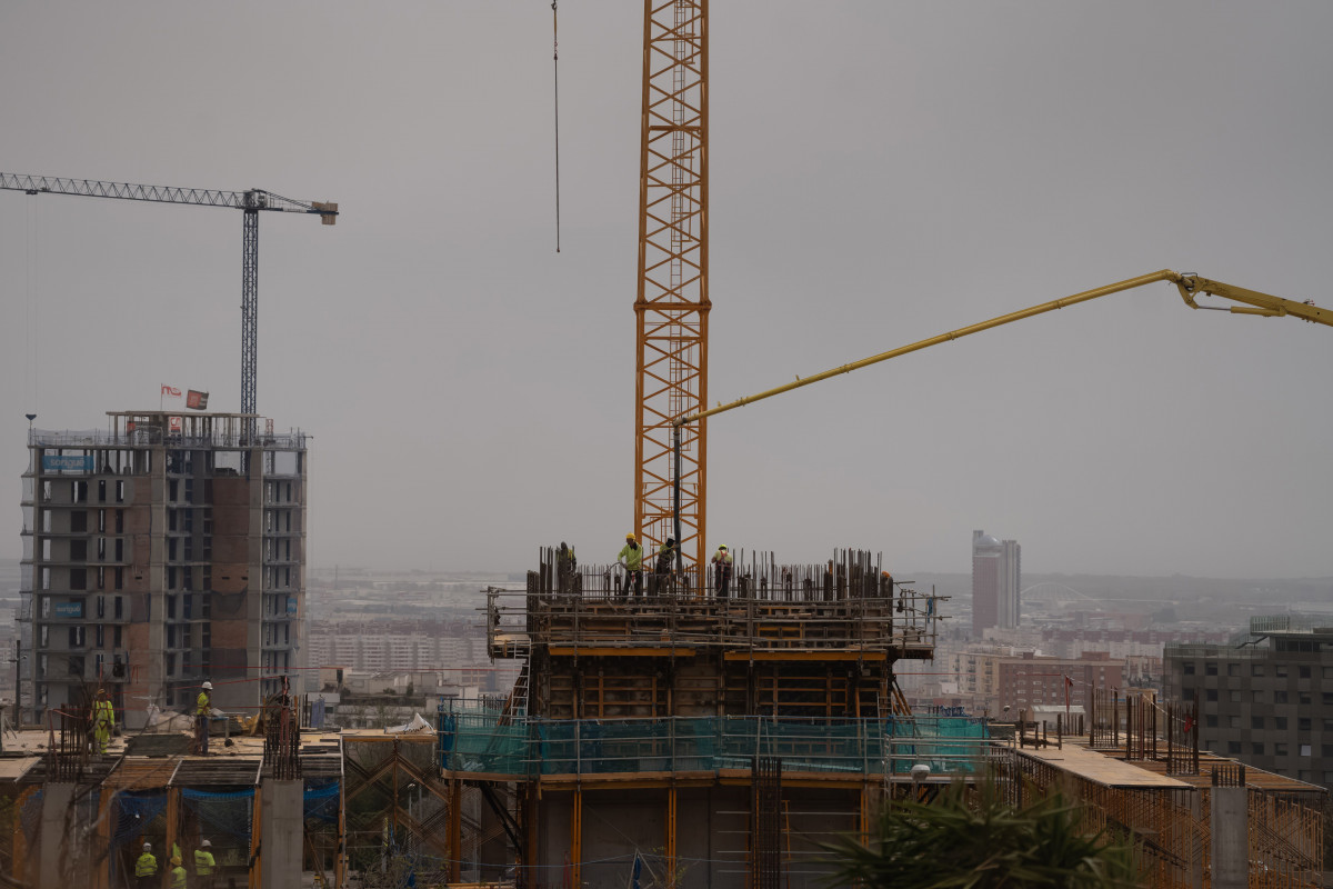 Archivo - Viviendas en construcción, a 8 de abril de 2024, en Barcelona, Catalunya (España).