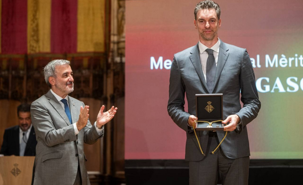 Pau Gasol, junto al alcalde de Barcelona, Jaume Collboni, con la Medalla de Oro al Mérito Deportivo de la ciudad.