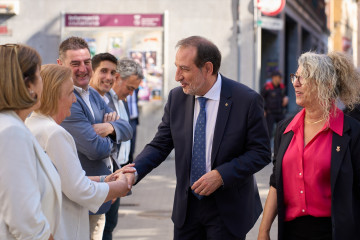 EuropaPress 6761409 conseller justicia ramon espadaler junto alcaldesa sant feliu llobregat