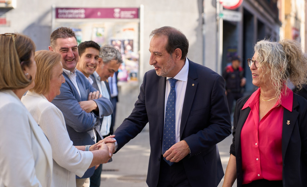 EuropaPress 6761409 conseller justicia ramon espadaler junto alcaldesa sant feliu llobregat