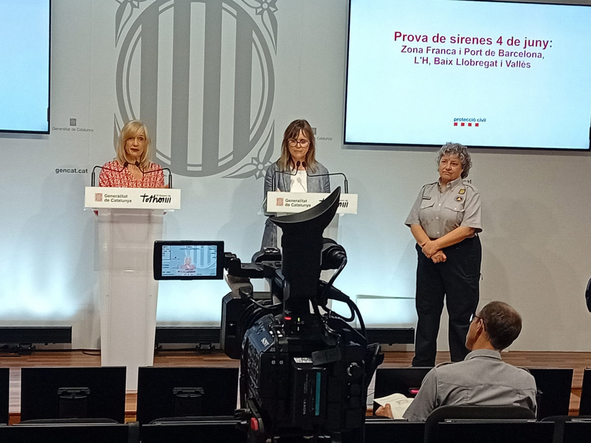 La directora de Protecció Civil, Marta Cassany; la subdirectora Imma Solé y la delegada del Govern en Barcelona, Pilar Díaz