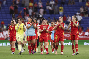 EuropaPress 6772907 players of spain celebrate with the fans after the teams victory during the