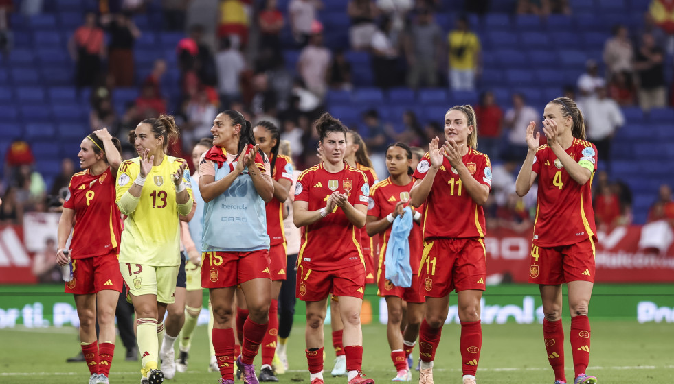 EuropaPress 6772907 players of spain celebrate with the fans after the teams victory during the