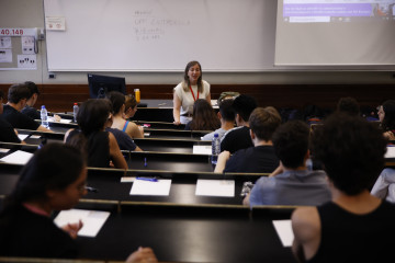Archivo - Una examinadora junto a los estudiantes en un aula el primer día de los exámenes de selectividad, en la UPF Ciutadella, en una imagen de archivo