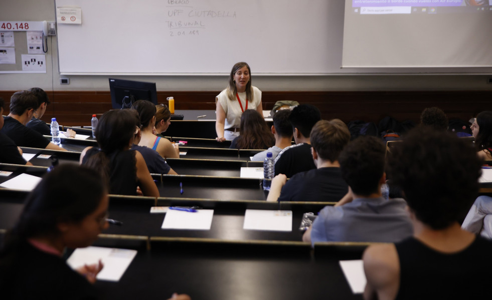 Archivo - Una examinadora junto a los estudiantes en un aula el primer día de los exámenes de selectividad, en la UPF Ciutadella, en una imagen de archivo