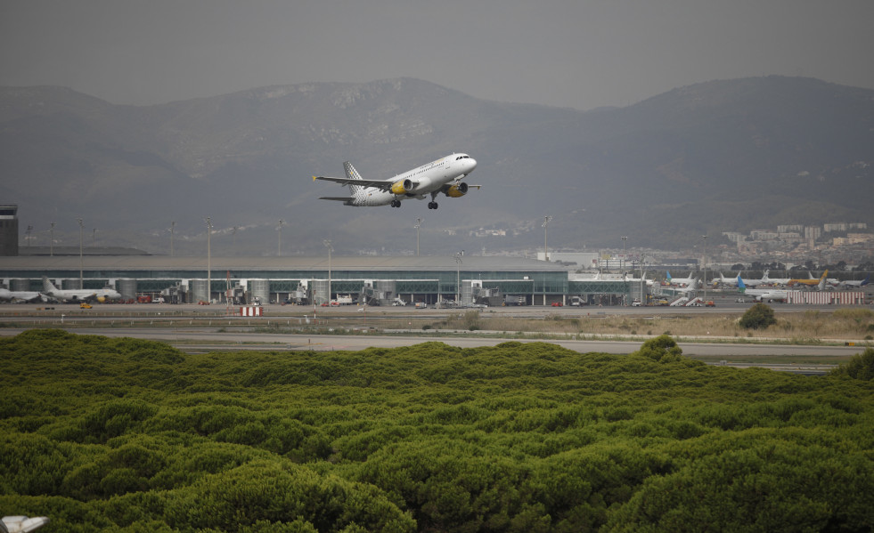 Archivo - Un avión vuela por el espacio protegido de la Ricarda, en El Prat de Llobregat, a 9 de septiembre de 2021, en Barcelona, Catalunya (España), en una imagen de archivo.