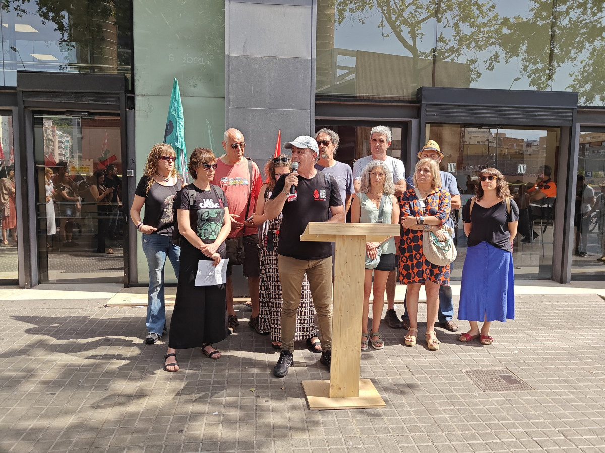 Representantes de la CGT, CEC y Iac-Catac hablan durante la concentración.