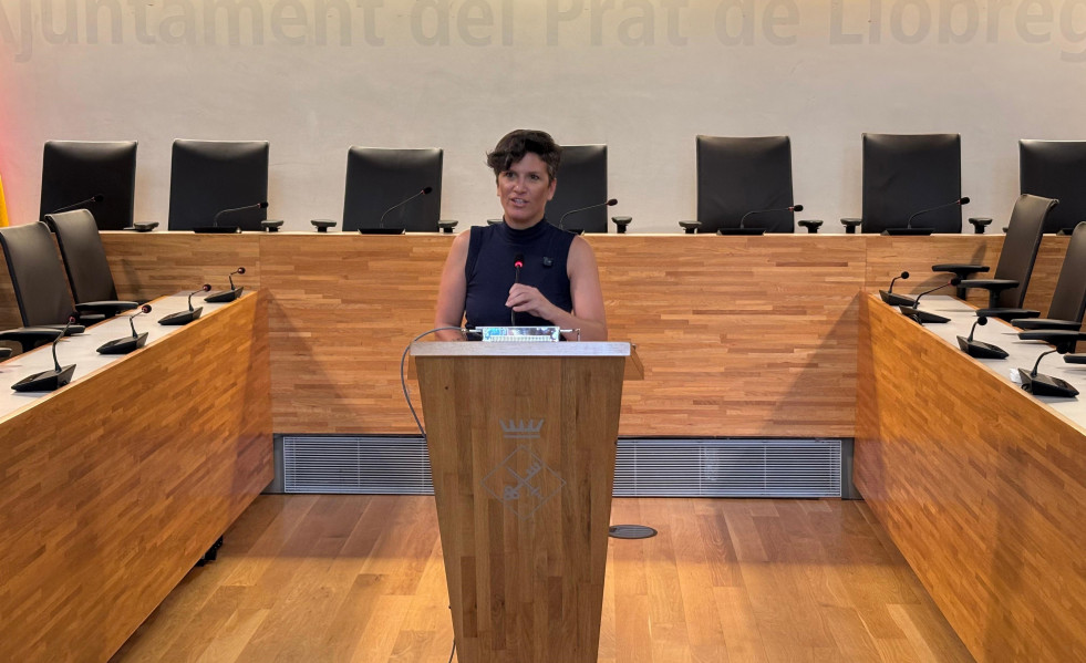 La alcaldesa del Prat de Llobregat (Barcelona), Alba Bou, en rueda de prensa este martes sobre la ampliación del Aeropuerto de Barcelona