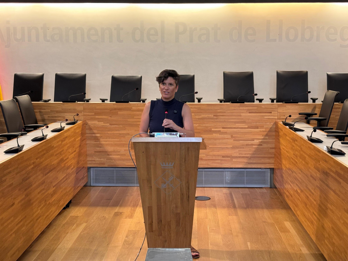 La alcaldesa del Prat de Llobregat (Barcelona), Alba Bou, en rueda de prensa este martes sobre la ampliación del Aeropuerto de Barcelona