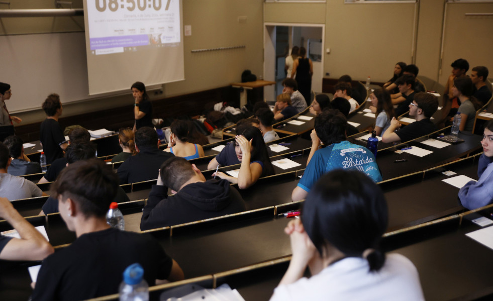 Archivo - Estudiantes en un aula el primer día de los exámenes de selectividad, en la UPF Ciutadella, en una imagen de archivo