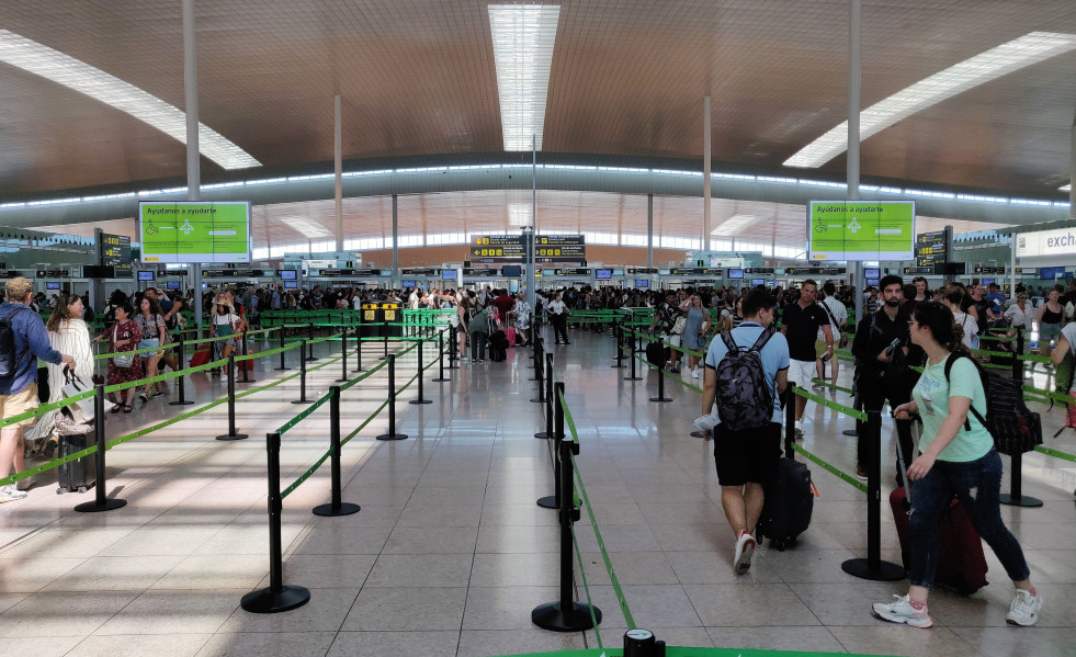 Archivo - Filtro de seguridad en la T1 del Aeropuerto de Barcelona