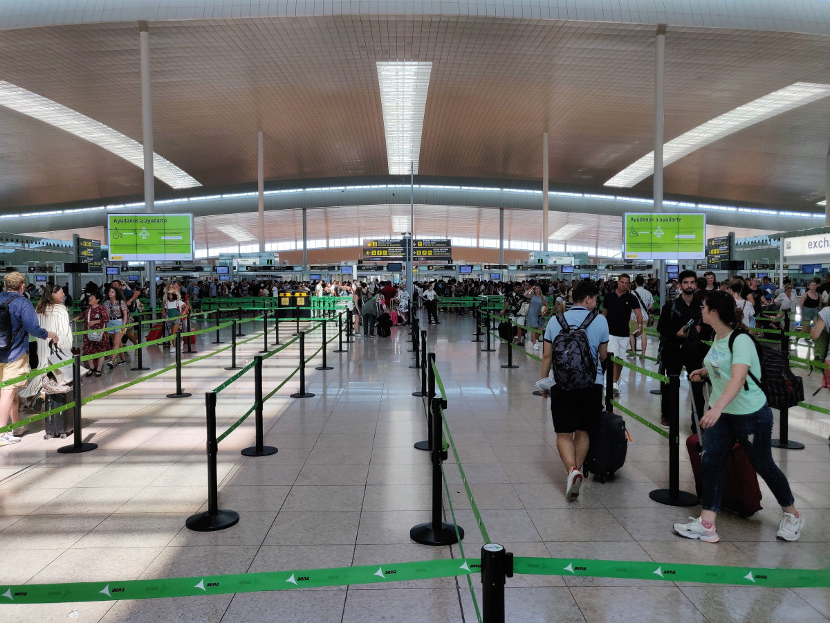 Archivo - Filtro de seguridad en la T1 del Aeropuerto de Barcelona