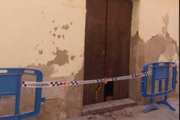 Fotografía de la puerta de la vivienda precintada @Aj Collbato