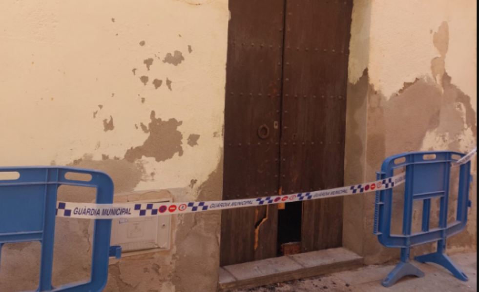 Fotografía de la puerta de la vivienda precintada @Aj Collbato