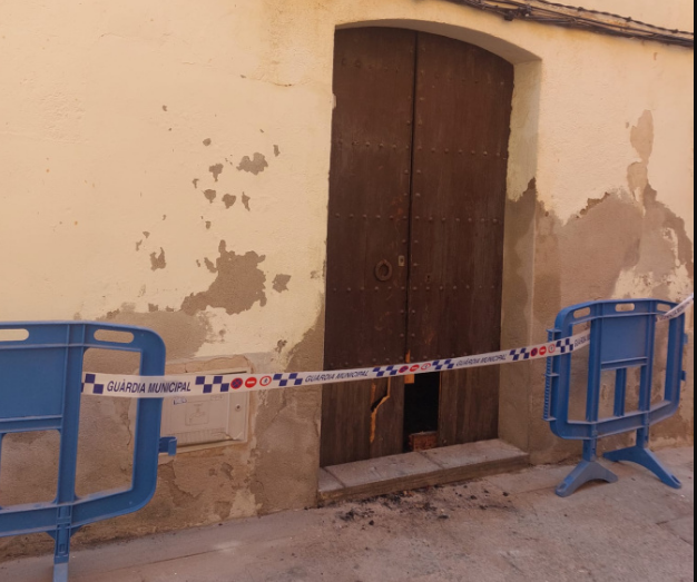 Fotografu00eda de la puerta de la vivienda precintada @Aj Collbato