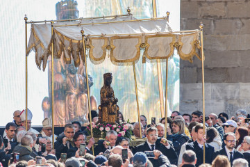 Archivo - Procesión de la 'Moreneta' en la misa de Solemnidad de la Virgen de Montserrat, en el Monasterio de Montserrat, en una imagen de archivo.