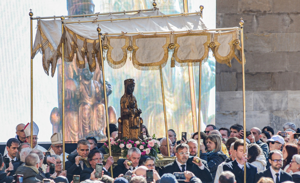 Archivo - Procesión de la 'Moreneta' en la misa de Solemnidad de la Virgen de Montserrat, en el Monasterio de Montserrat, en una imagen de archivo.
