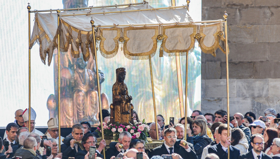 Archivo - Procesión de la 'Moreneta' en la misa de Solemnidad de la Virgen de Montserrat, en el Monasterio de Montserrat, en una imagen de archivo.