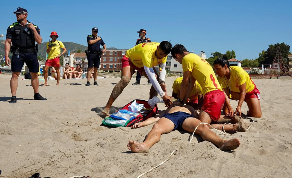 🆘 Así entrenamos para salvar vidas  Simulacro de rescate en la #PlayadeCastelldefels!Hoy la playa de Castelldefels ha sido el escenario de un simulacro de rescate acuático que ha puesto a prueba