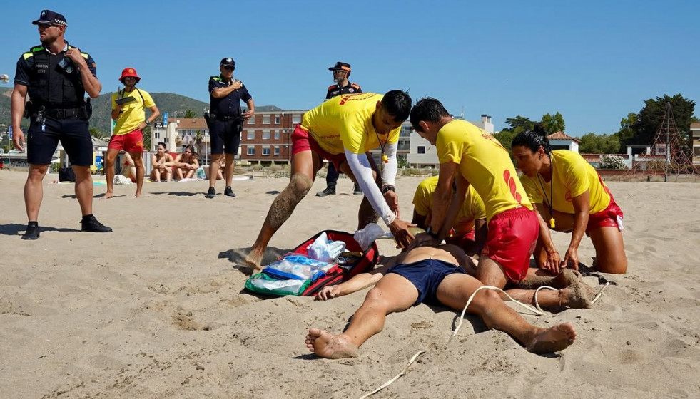 🆘 Así entrenamos para salvar vidas  Simulacro de rescate en la #PlayadeCastelldefels!Hoy la playa de Castelldefels ha sido el escenario de un simulacro de rescate acuático que ha puesto a prueba