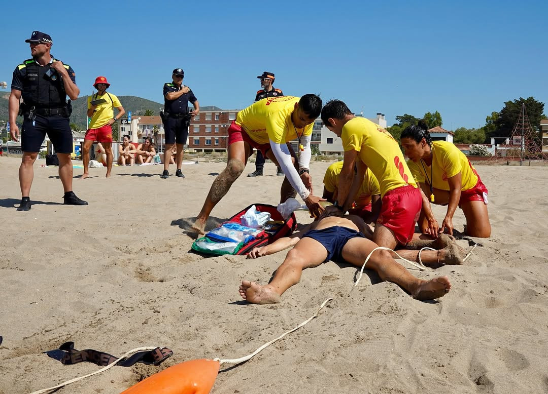 ud83cudd98 Asu00ed entrenamos para salvar vidas  Simulacro de rescate en la #PlayadeCastelldefels!Hoy la playa de Castelldefels ha sido el escenario de un simulacro de rescate acuu00e1tico que ha puesto a prueba la coordinaciu00f3n