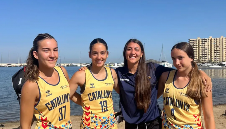 ⛱️🤾🏼 ♂️ El CESA platja 2025 disputat aquests dies a Múrcia ha comptat amb la participació de 3 jugadores i una entrenadora del Club.🟠 Infantil femení ha quedat en 3a posició. Molt