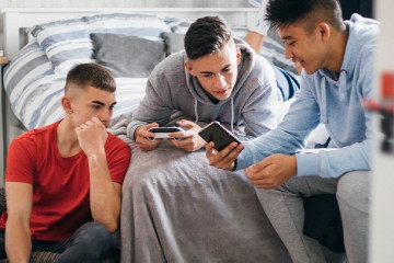 EuropaPress 5916302 jovenes utilizando smartphone