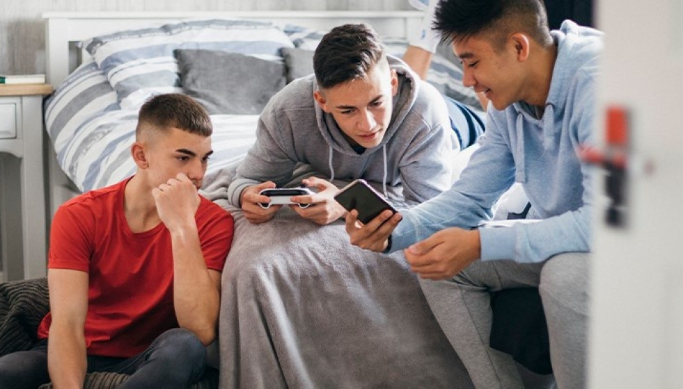 EuropaPress 5916302 jovenes utilizando smartphone