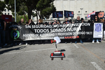 EuropaPress 5880393 funcionarios prisiones pancarta protesta lema todos somos nuria antes