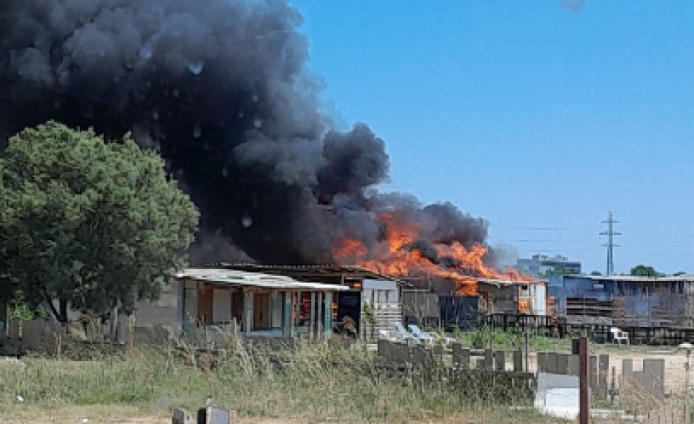 Incendio de las barracas en El PRat @Bombers de la Generalitat