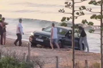 Coche atrapado en la playa de Gavà Mar