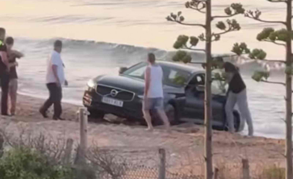 Coche atrapado en la playa de Gavà Mar