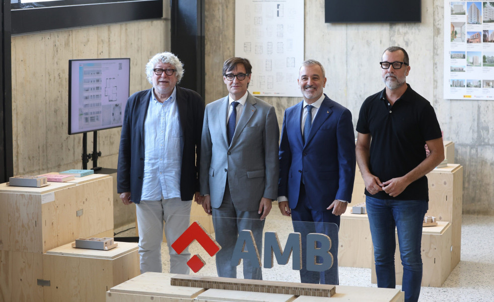 Foto de família en la jornada 'Polítiques d’habitatge a l’àrea metropolitana de Barcelona' con el presidente de la Generalitat, Salvador Illa, y el alcalde de Barcelona y presidente de la AMB, 