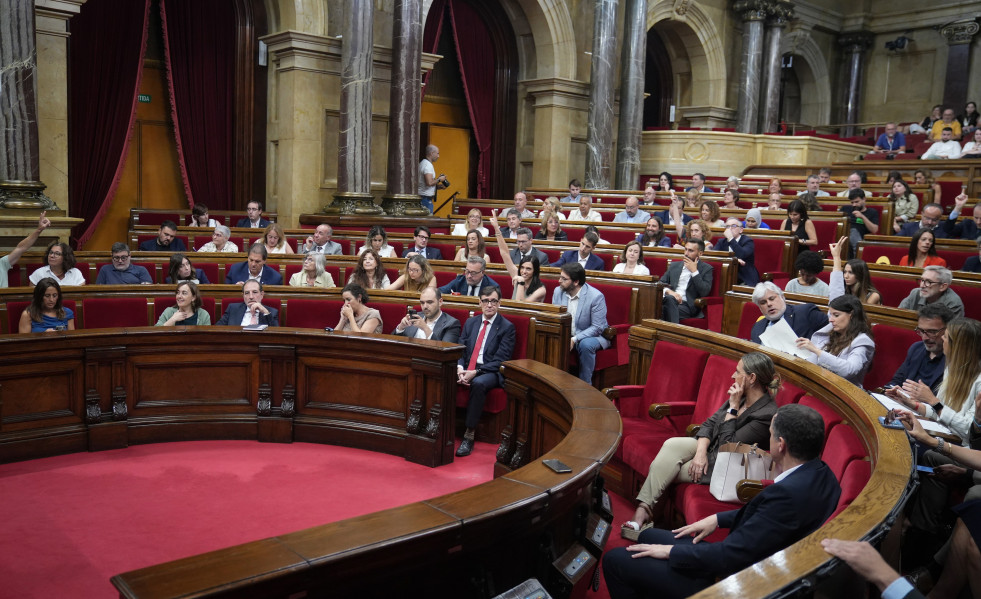 Votación durante una sesión plenaria en el Parlament de Catalunya.
