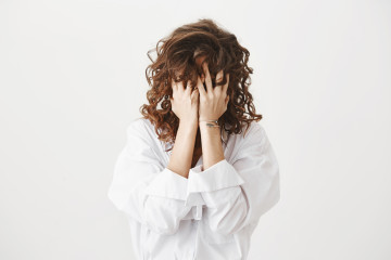 Mujer angustiada con problemas presione las manos las palmas