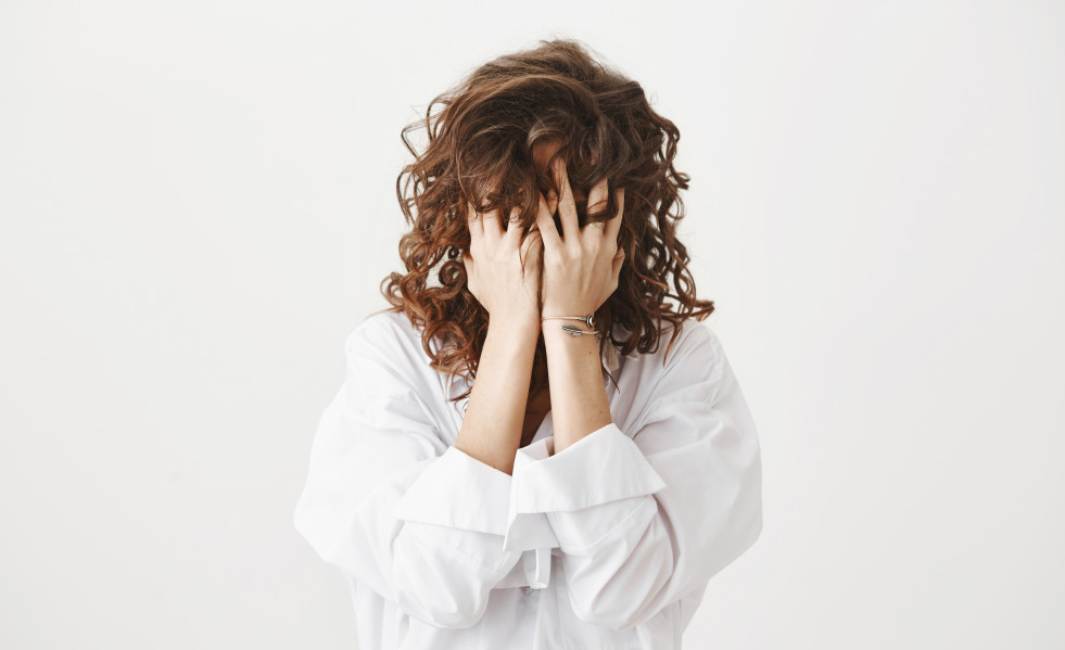 Mujer angustiada con problemas presione las manos las palmas