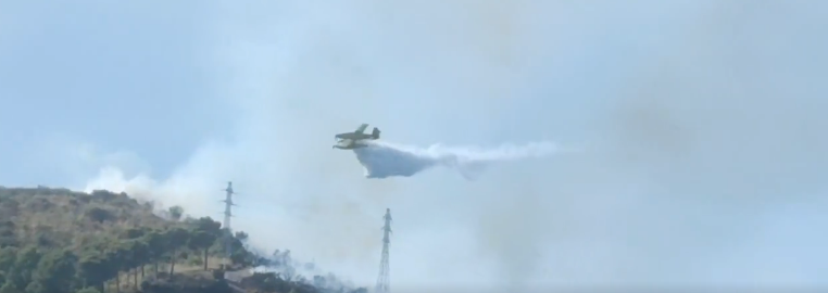 VIDEO: Así descargaban los hidroaviones en las labores de extinción del incendio forestal de Viladecans