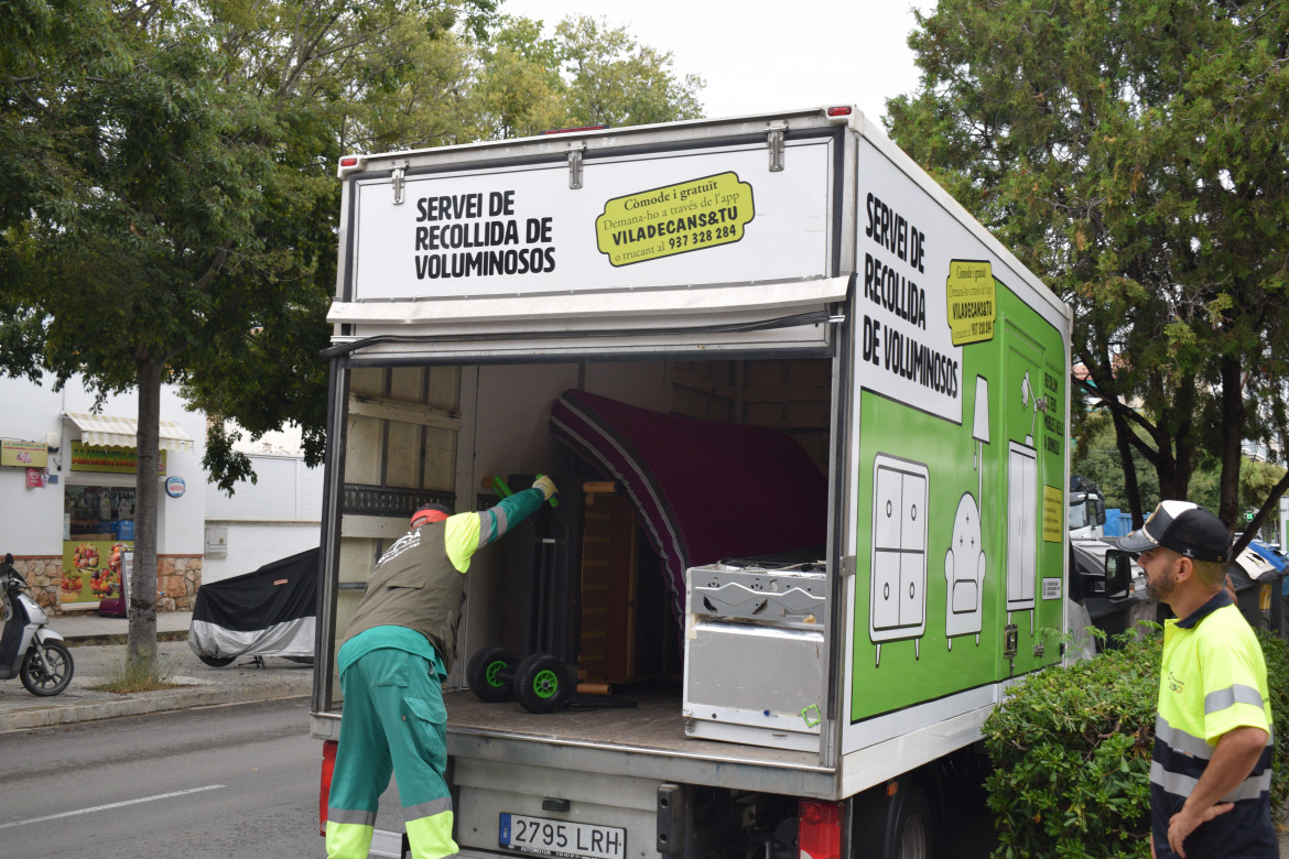 Viladecans retira más de 27 toneladas de muebles de la vía pública gracias al nuevo servicio de recogida de voluminosos a domicilio